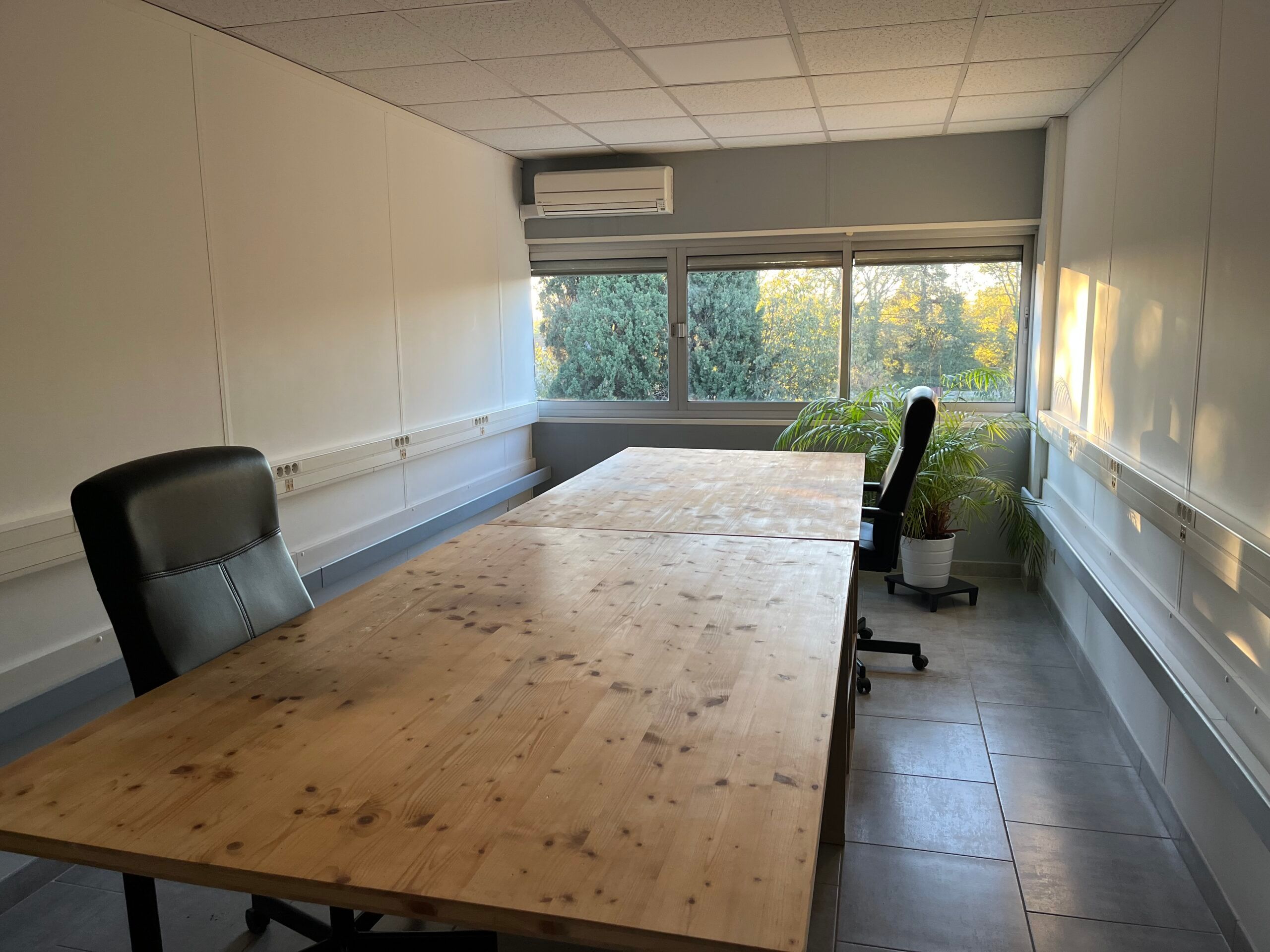 Salle de réunion avec longue table en bois