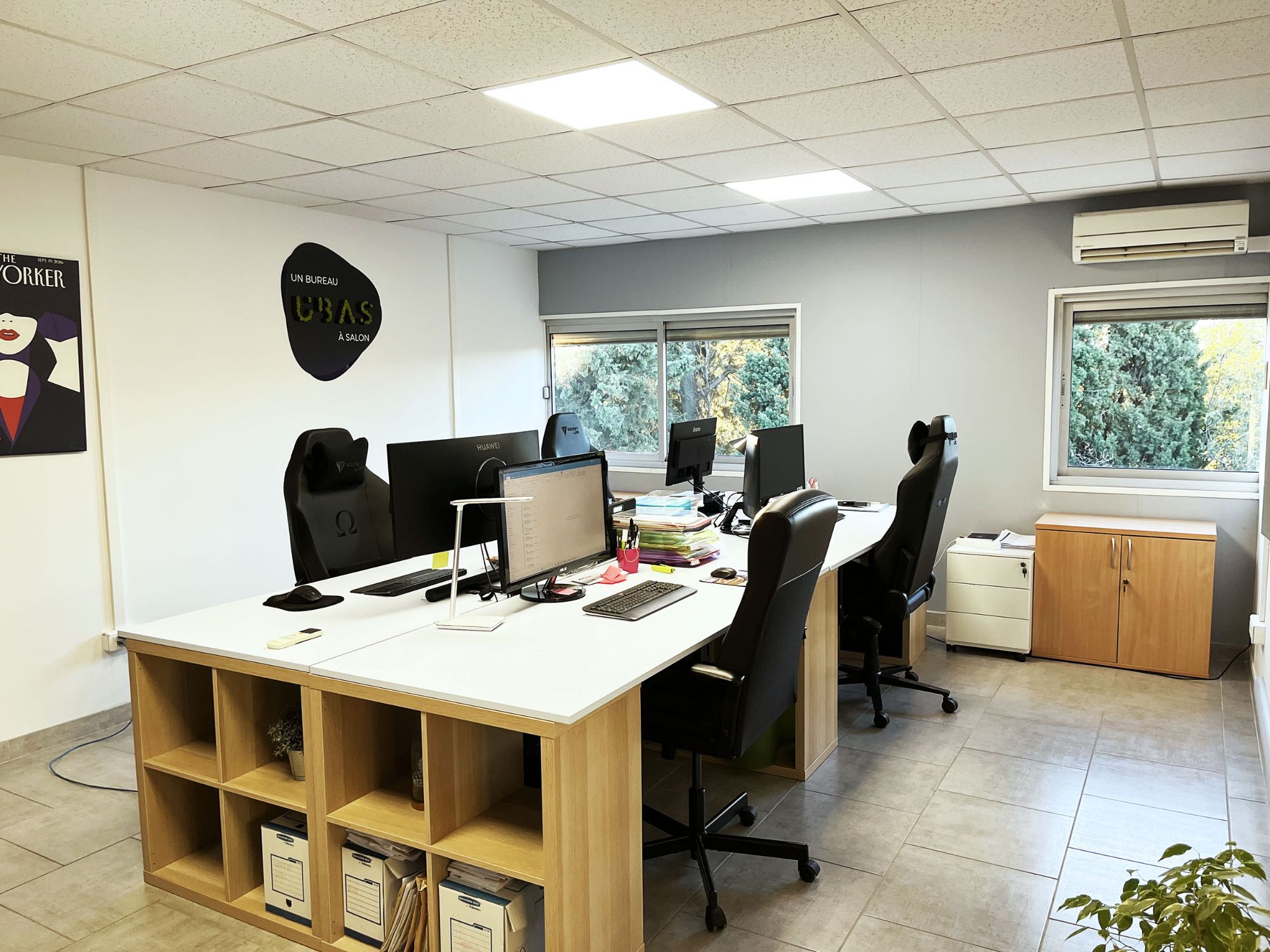 Espace coworking aux grandes tables blanches