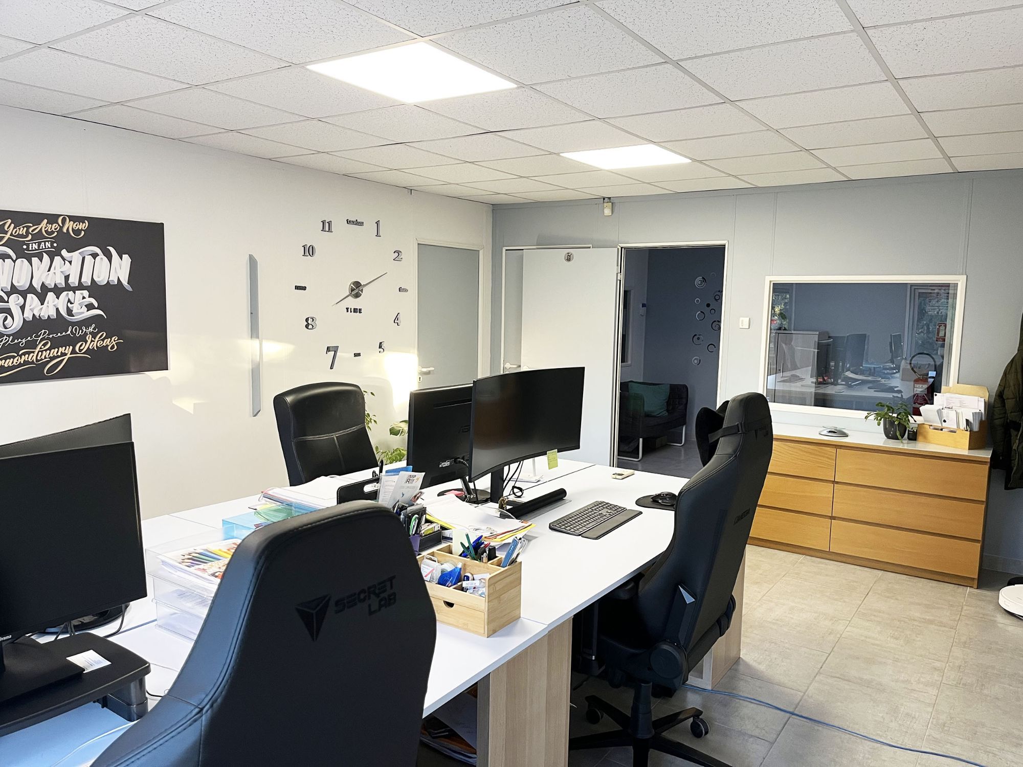 Espace coworking avec horloge murale et plantes