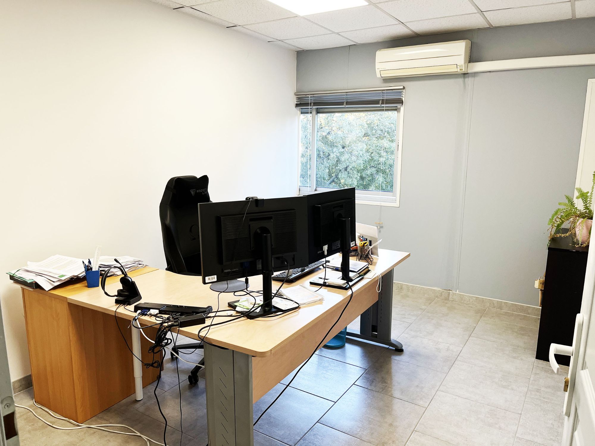 Bureau privé avec bureau en bois