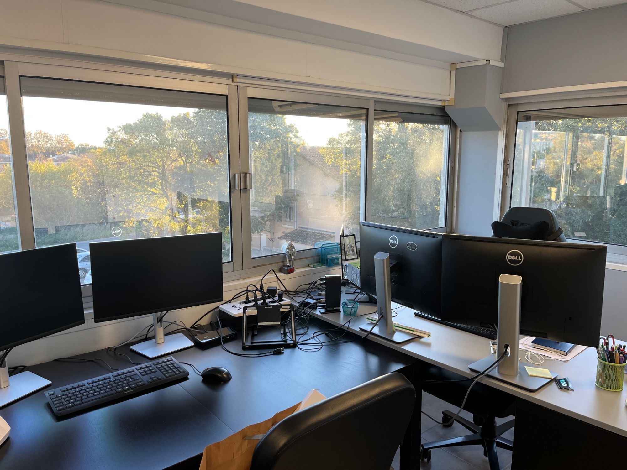 Poste de coworking près de la baie vitrée