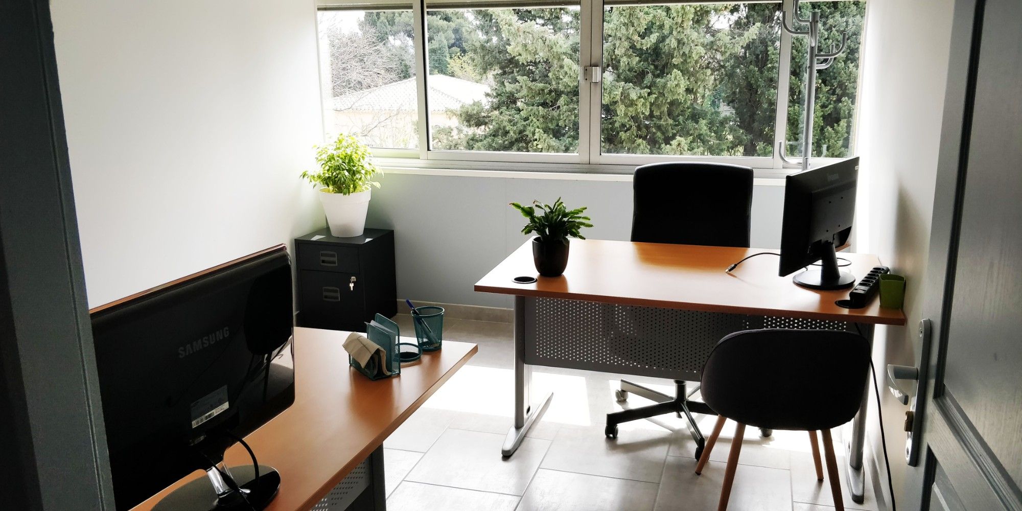 Bureau privé lumineux avec fenêtre sur les arbres
